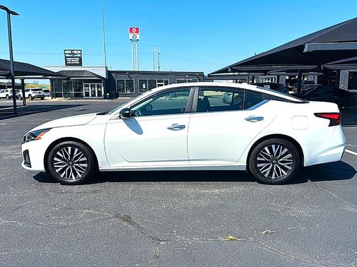 Summit White 2025 Nissan Altima SV