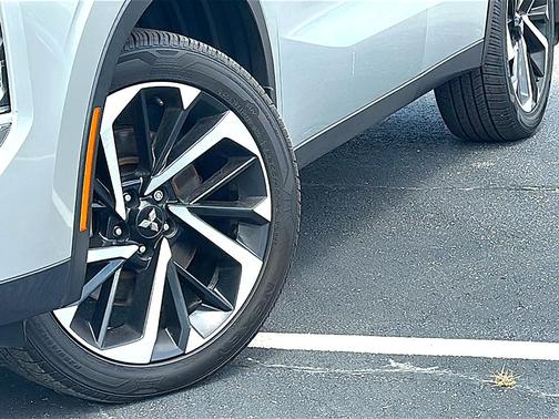 Alloy Silver Metallic 2023 Mitsubishi Outlander SE