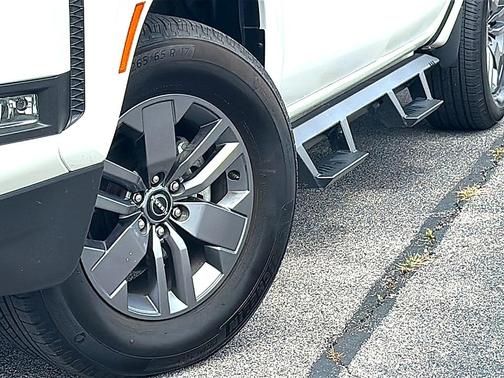 Glacier White 2025 Nissan Frontier SV