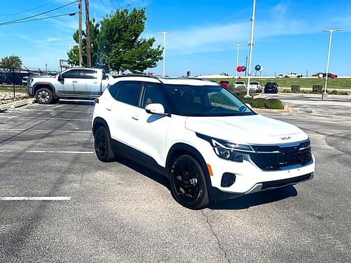 Snow White Pearl 2026 Kia Seltos EX