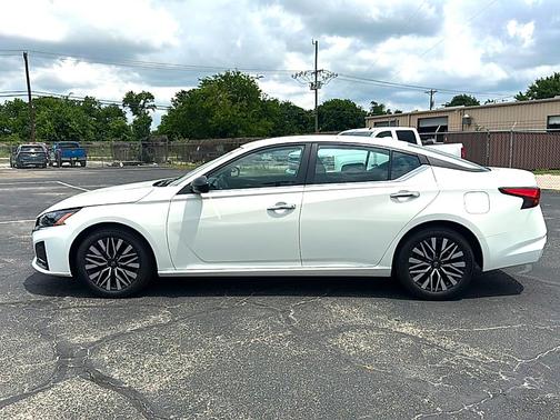 Pearl White Tri-Coat 2025 Nissan Altima SV