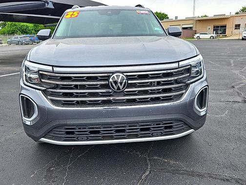 Platinum Gray Metallic 2025 Volkswagen Atlas 2.0T SE w/Technology