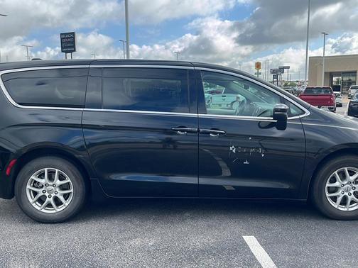 2023 Chrysler Pacifica Touring-L