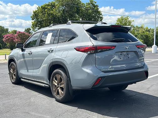 2023 Toyota Highlander Hybrid Bronze Edition