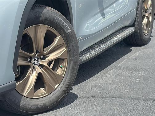 2023 Toyota Highlander Hybrid Bronze Edition