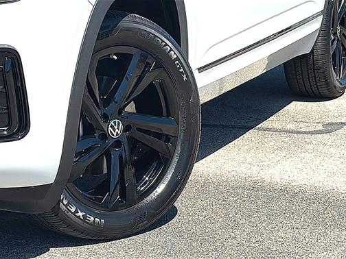 2025 Volkswagen Atlas Cross Sport 2.0T SEL R-Line Black