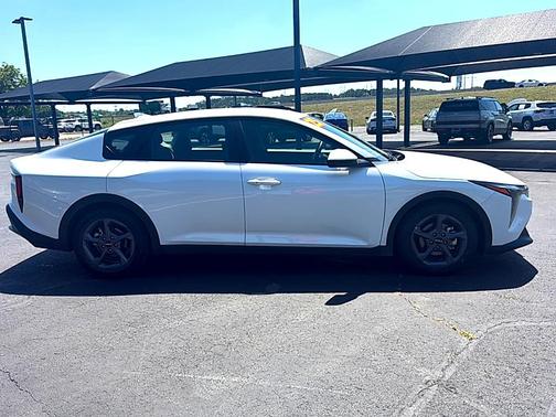 Snow White Pearl 2025 Kia K4