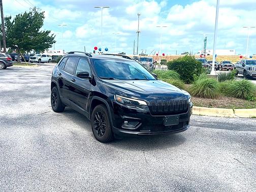 Diamond Black 2023 Jeep Cherokee Altitude Lux