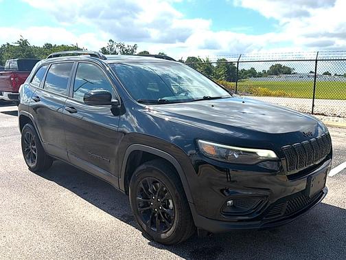 Black 2023 Jeep Cherokee Altitude Lux
