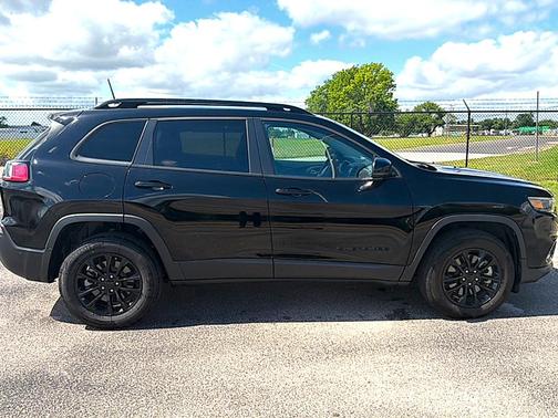 Black 2023 Jeep Cherokee Altitude Lux