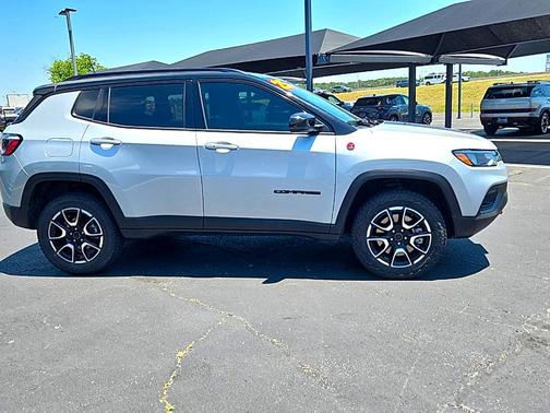 Brilliant Silver Metallic 2025 Jeep Compass Trailhawk