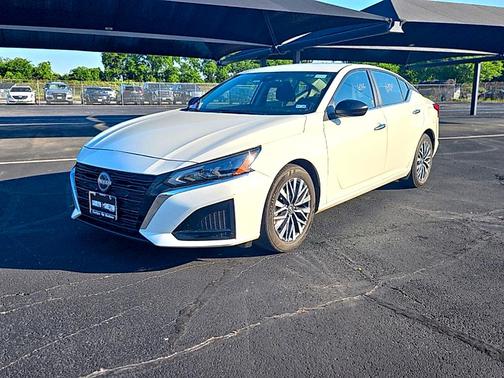 Pearl White Tri-Coat 2025 Nissan Altima SV
