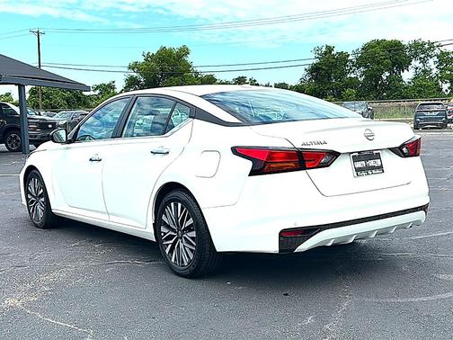 Pearl White Tri-Coat 2025 Nissan Altima SV