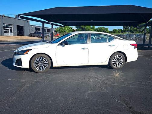 Pearl White Tri-Coat 2025 Nissan Altima SV