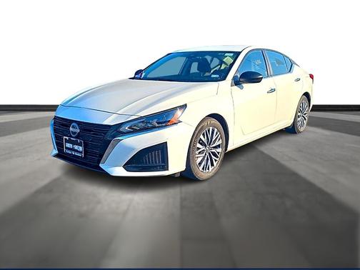 Pearl White Tri-Coat 2025 Nissan Altima SV