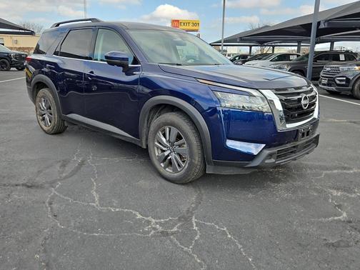 2025 Nissan Pathfinder SV