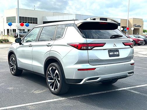 2023 Mitsubishi Outlander SE