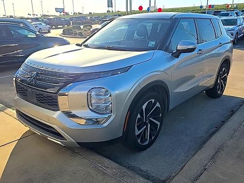 2023 Mitsubishi Outlander SE