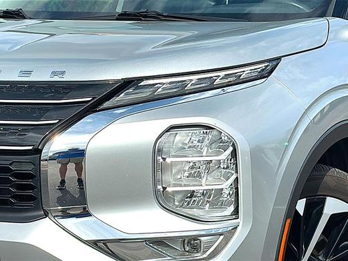 2023 Mitsubishi Outlander SE