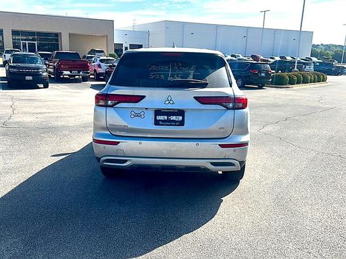 2023 Mitsubishi Outlander SE