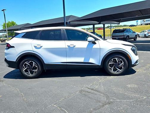 Glacial White Pearl 2025 Kia Sportage LX