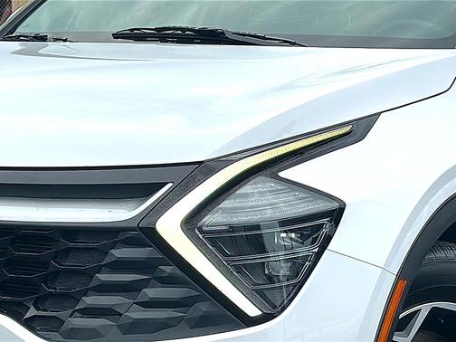 Glacial White Pearl 2025 Kia Sportage LX