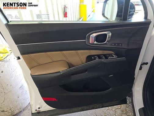 Glacial White Pearl 2024 Kia Sorento SX