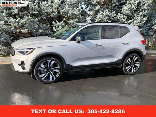 2025 Volvo XC40 B5 Plus Dark Theme