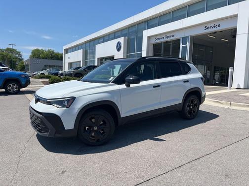 Pure White w/Deep Blk Rf 2026 Volkswagen Taos SE Black