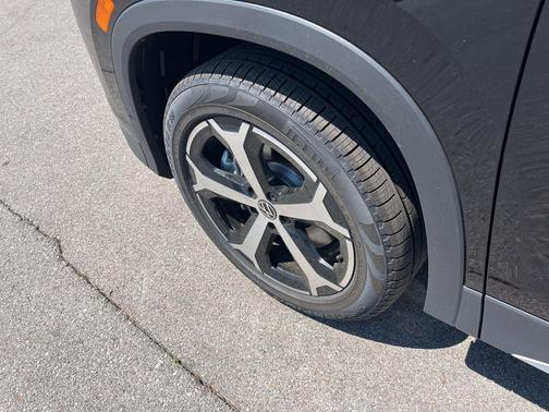 deep black pearl 2026 Volkswagen Tiguan 2.0T SE 4MOTION