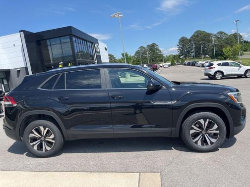 deep black pearl 2026 Volkswagen Atlas Cross Sport 2.0T SE