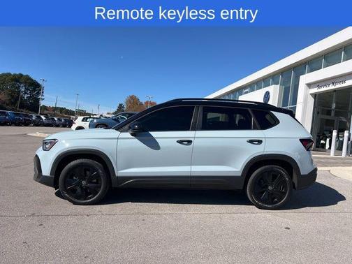 2025 Volkswagen Taos 1.5T SE Black