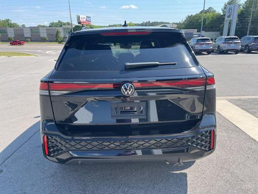 Deep Black Pearl 2026 Volkswagen Tiguan 2.0T SE R-Line Black