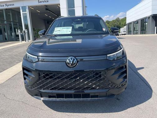 Deep Black Pearl 2026 Volkswagen Tiguan 2.0T SE R-Line Black