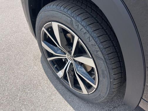 Deep Black Pearl 2026 Volkswagen Atlas 2.0T SEL Premium R-Line 4MOTION