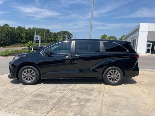 2023 Toyota Sienna XLE 7 Passenger