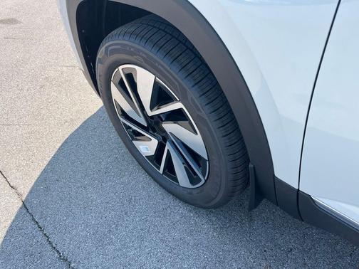 opal white pearl 2026 Volkswagen Atlas 2.0T SEL