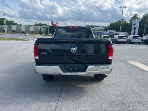 Brilliant Black Crystal Pearlcoat 2016 RAM 1500 SLT