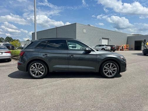 Daytona Gray Pearl Effect 2023 Audi Q5 55 S line Prestige