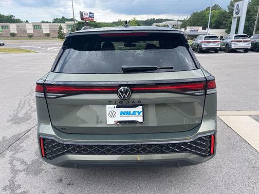 Avocado Green w/Deep Black Roof 2026 Volkswagen Tiguan 2.0T SE R-Line Black