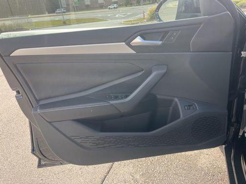 Deep Black Pearl 2026 Volkswagen Jetta 1.4T S