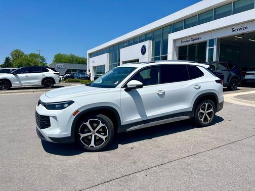 Pure White 2026 Volkswagen Tiguan 2.0T SE