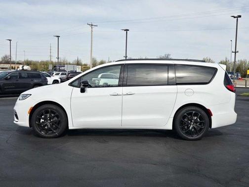Bright White Clearcoat 2026 Chrysler Pacifica Select