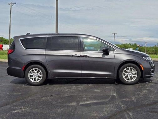 2023 Chrysler Pacifica Touring-L