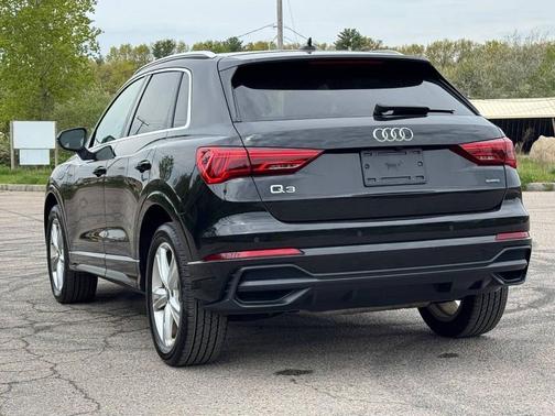 Mythos Black Metallic 2022 Audi Q3 45 S line Premium Plus