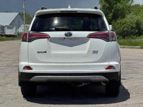 Super White 2018 Toyota RAV4 XLE
