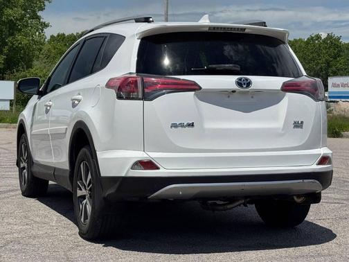 Super White 2018 Toyota RAV4 XLE