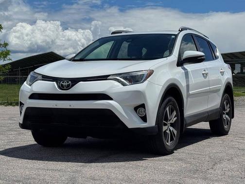 Super White 2018 Toyota RAV4 XLE