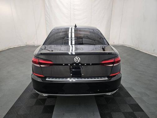 Deep Black Pearl 2022 Volkswagen Passat 2.0T SE