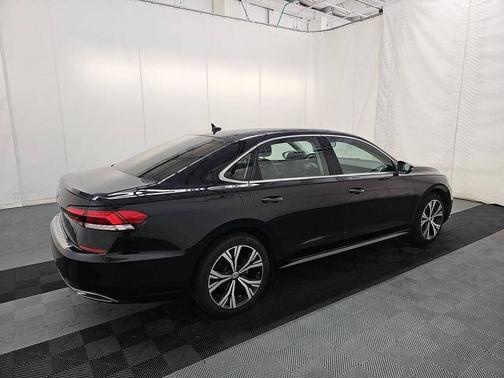 Deep Black Pearl 2022 Volkswagen Passat 2.0T SE